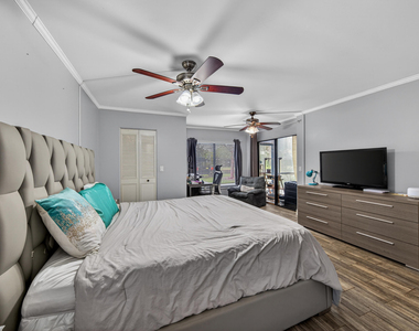2200 S Cypress Bend Drive - Photo Thumbnail 19