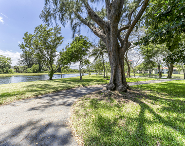 2200 S Cypress Bend Drive - Photo Thumbnail 28