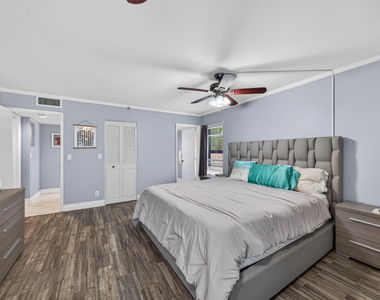 2200 S Cypress Bend Drive - Photo Thumbnail 20