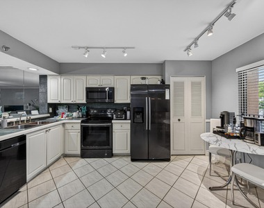 2200 S Cypress Bend Drive - Photo Thumbnail 8