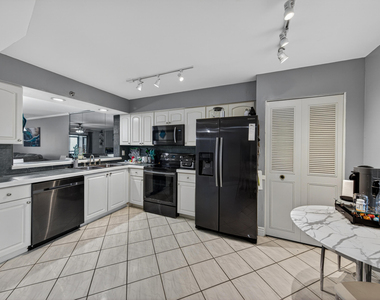2200 S Cypress Bend Drive - Photo Thumbnail 5