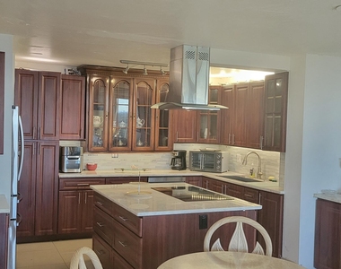 1147 Hillsboro Mile - Photo Thumbnail 4