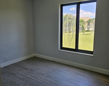 811 Sky Pine Way - Photo Thumbnail 2