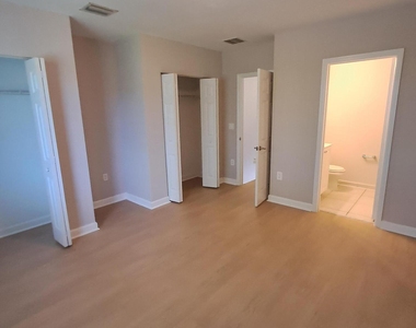 4219 Napoli Lake Drive - Photo Thumbnail 7