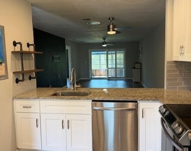 1219 S Lakes End Drive - Photo Thumbnail 7