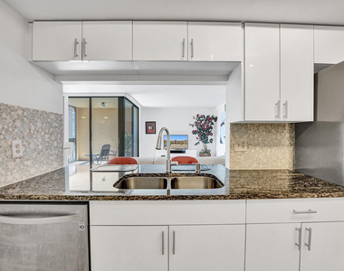 2255 Lindell Boulevard - Photo Thumbnail 8