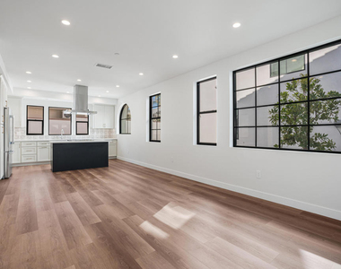 136 N Oakview Drive - Photo Thumbnail 4