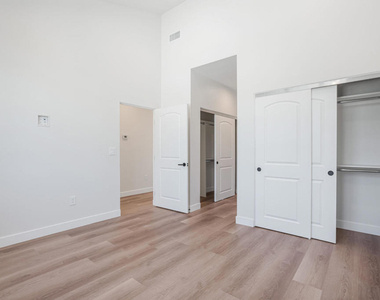 136 N Oakview Drive - Photo Thumbnail 21