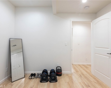 6029 Eleanor - Photo Thumbnail 25