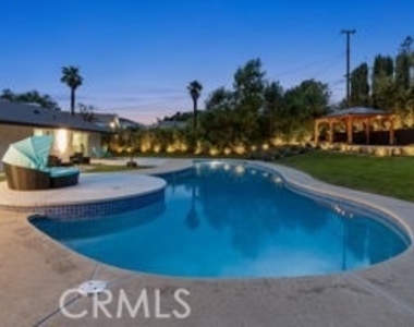 211 Deborah Court - Photo Thumbnail 10