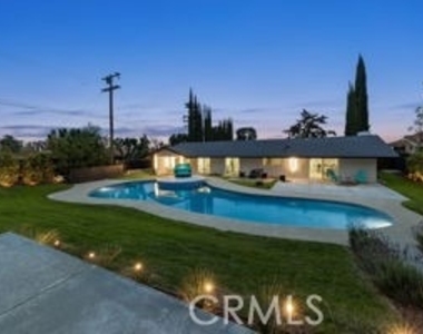 211 Deborah Court - Photo Thumbnail 12