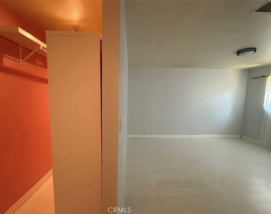 8402 Slater - Photo Thumbnail 5