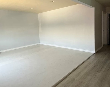 8402 Slater - Photo Thumbnail 2