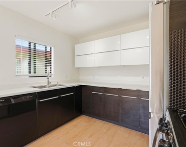 4965 Kester Avenue - Photo Thumbnail 12