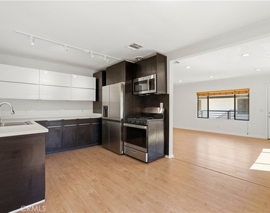 4965 Kester Avenue - Photo Thumbnail 11