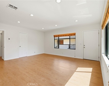 4965 Kester Avenue - Photo Thumbnail 5
