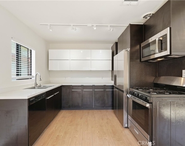 4971 Kester Avenue - Photo Thumbnail 10
