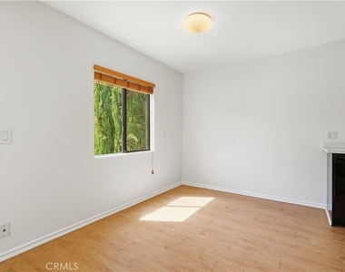 4971 Kester Avenue - Photo Thumbnail 9