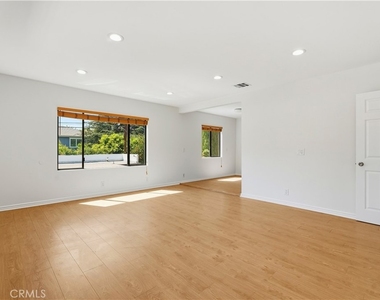 4971 Kester Avenue - Photo Thumbnail 7