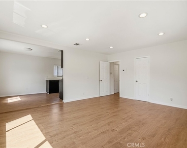 4971 Kester Avenue - Photo Thumbnail 4