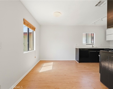 4971 Kester Avenue - Photo Thumbnail 8
