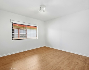 4971 Kester Avenue - Photo Thumbnail 18