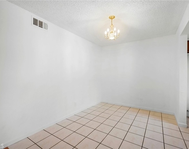 412 Ivy Street - Photo Thumbnail 7