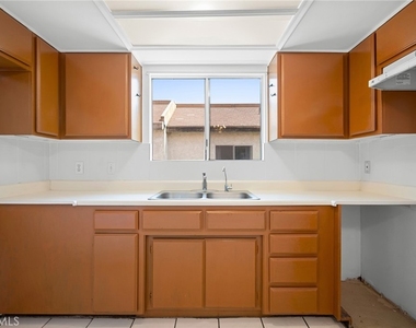 412 Ivy Street - Photo Thumbnail 9