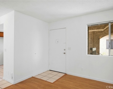 412 Ivy Street - Photo Thumbnail 2