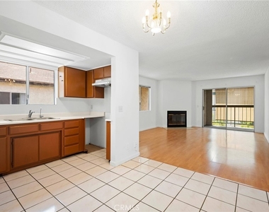 412 Ivy Street - Photo Thumbnail 8