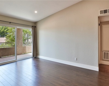 2320 Del Mar Way - Photo Thumbnail 4