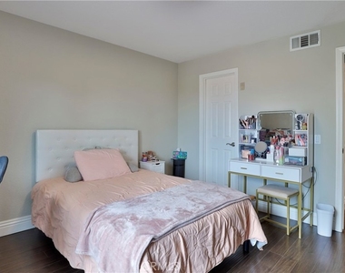 2320 Del Mar Way - Photo Thumbnail 14