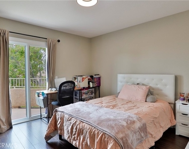 2320 Del Mar Way - Photo Thumbnail 13