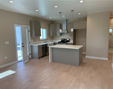 1072 N Vinedo Avenue - Photo Thumbnail 3