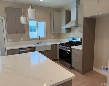 1072 N Vinedo Avenue - Photo Thumbnail 6
