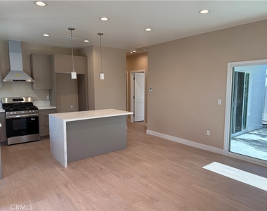 1072 N Vinedo Avenue - Photo Thumbnail 4