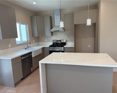 1072 N Vinedo Avenue - Photo Thumbnail 5