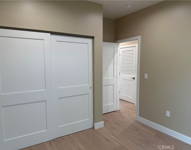 1072 N Vinedo Avenue - Photo Thumbnail 12