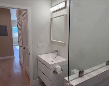 1072 N Vinedo Avenue - Photo Thumbnail 10