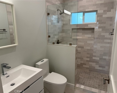 1072 N Vinedo Avenue - Photo Thumbnail 9