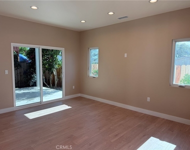 1072 N Vinedo Avenue - Photo Thumbnail 2