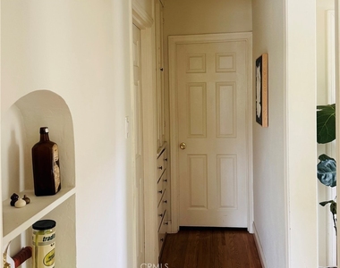 2530 S Bentley Avenue - Photo Thumbnail 17