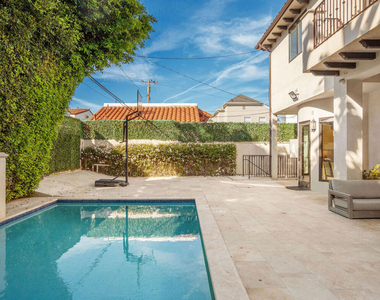 331 S Canon Dr - Photo Thumbnail 14