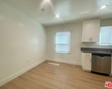 4441 Tujunga Avenue - Photo Thumbnail 7