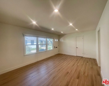 4441 Tujunga Avenue - Photo Thumbnail 3