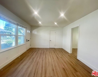 4441 Tujunga Avenue - Photo Thumbnail 4