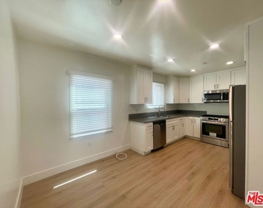 4441 Tujunga Avenue - Photo Thumbnail 8