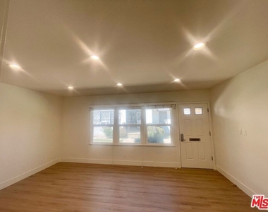 4441 Tujunga Avenue - Photo Thumbnail 5