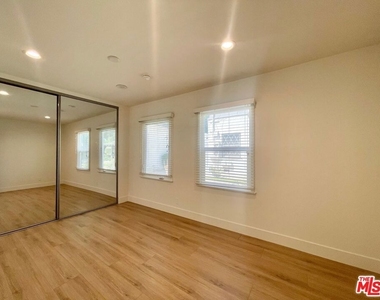 4441 Tujunga Avenue - Photo Thumbnail 15