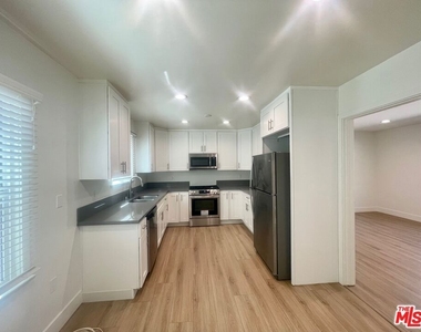 4441 Tujunga Avenue - Photo Thumbnail 9